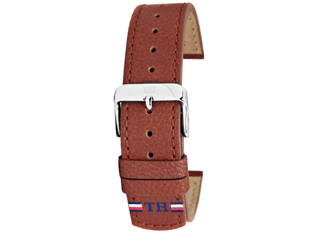 Srebrna polerowana klamra z logo Tommy Hilfiger przy brązowym pasku skórzanym.